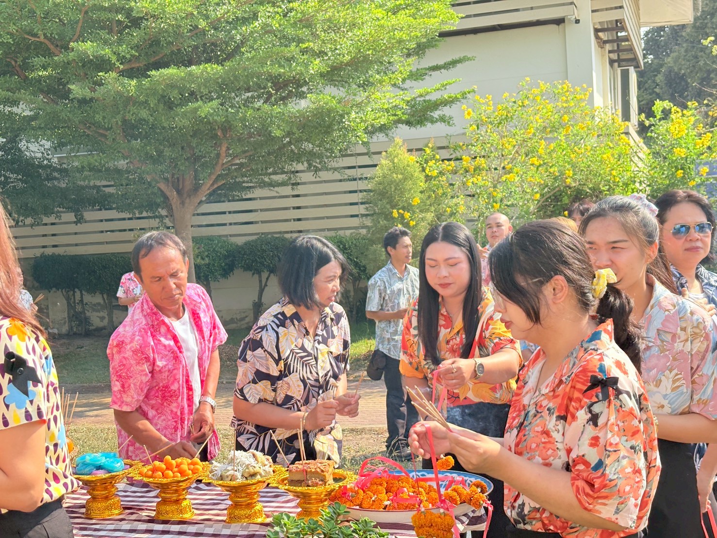 title - ส.ป.ก. ยโสธร จัดพิธีเจริญพระพุทธมนต์ทำบุญถวายภัตตาหารเพลแด่พระสงฆ์ พิธีสักการะศาลเจ้าที่และสิ่งศักดิ์สิทธิ์ประจำสำนักงาน เนื่องในเทศกาลวันขึ้นปีใหม่ไทย
